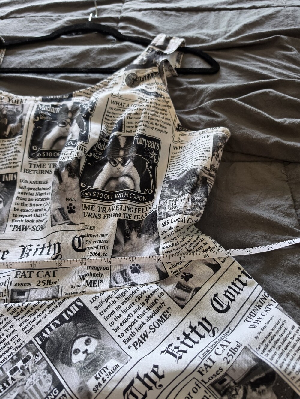Retrolicious Black & White Newspaper Print - Picture 4 of 7